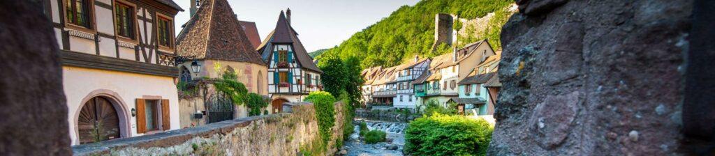 Kaysersberg en Alsace sur la Route des Vins et son pont fortifié